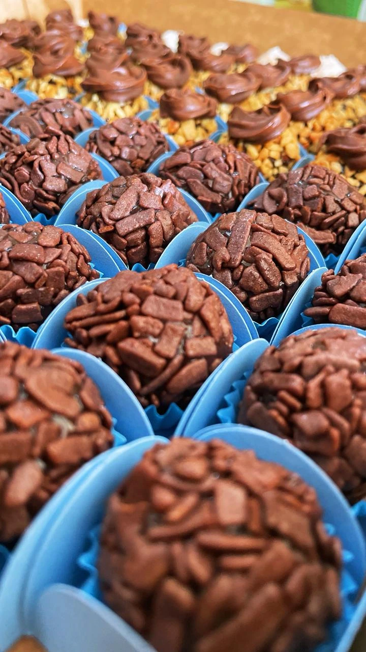 Cento de docinhos com brigadeiro Tradicional e brigadeiro de charge com nutella